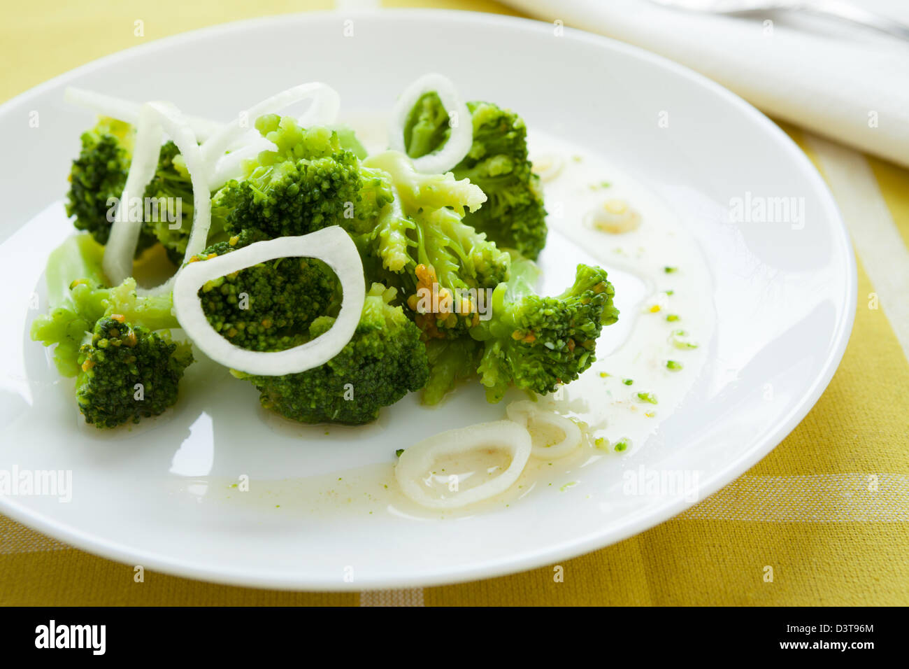 Bollito di broccoli sul piatto bianco, primo piano Foto Stock