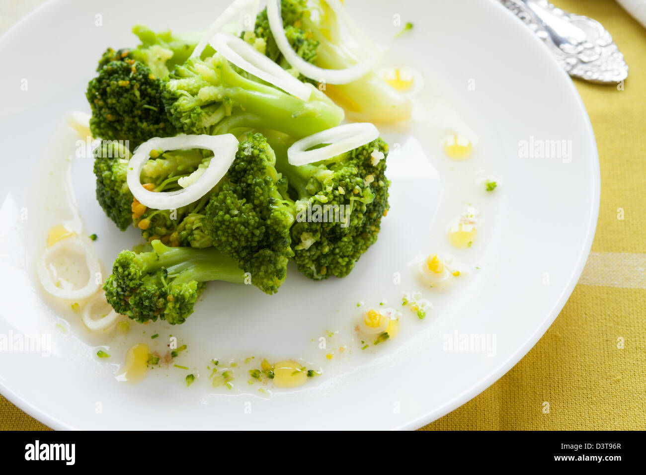 Broccoletti stufati con olio d'oliva, primo piano Foto Stock