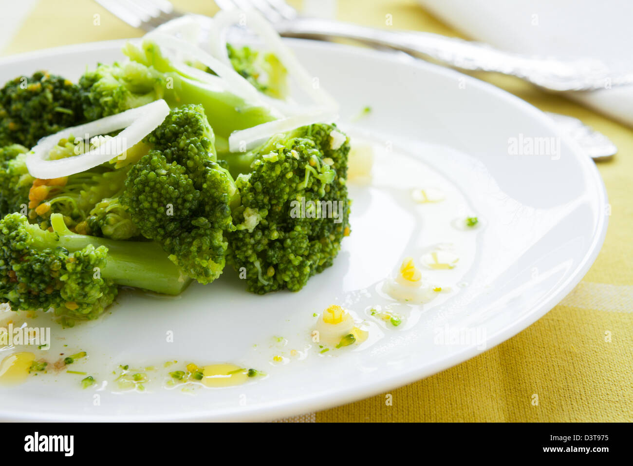 Brasato di broccoli e cipolle, primo piano Foto Stock