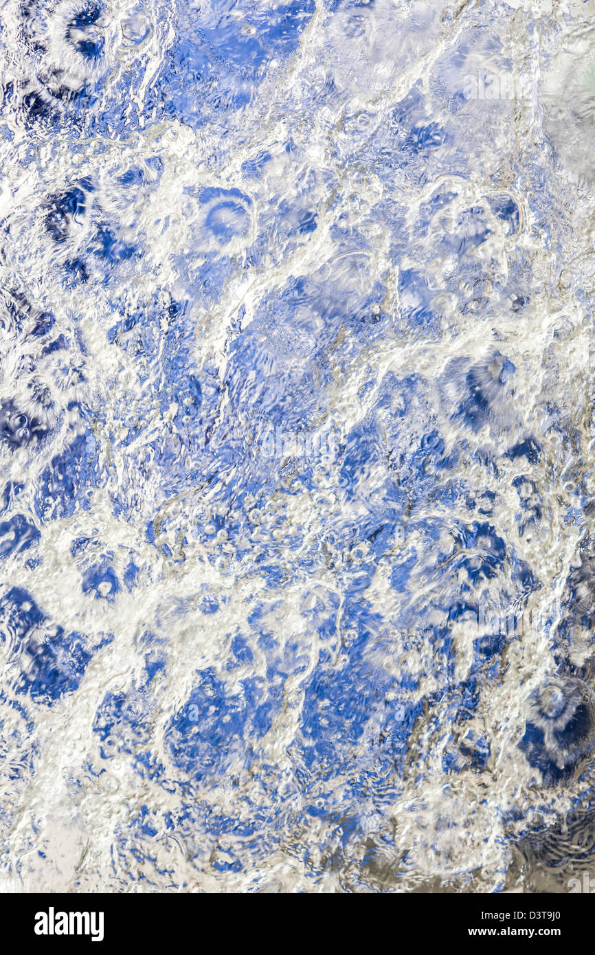 Acqua scorre verso il basso di un riquadro. Foto Stock