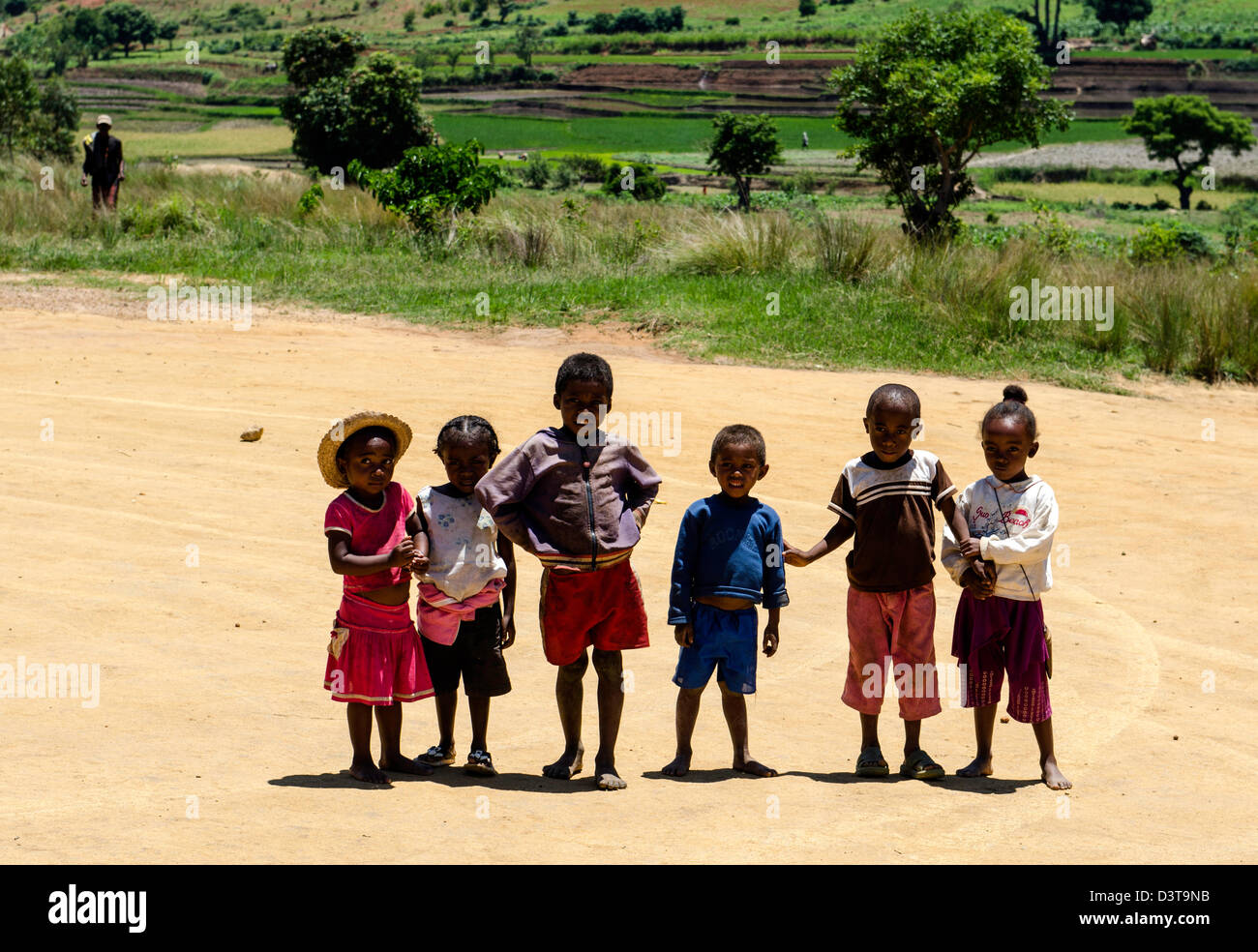 Un gruppo di bambini che posano per una foto nella campagna di Ranohira situato sul bordo dell'Isalo Parco nazionale del Madagascar Foto Stock
