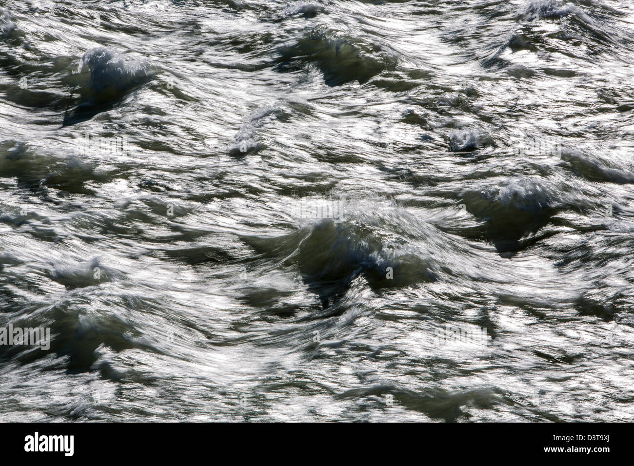 Acqua in un fiume selvaggio, acqua bianca, in moto vorticoso, onde. Foto Stock