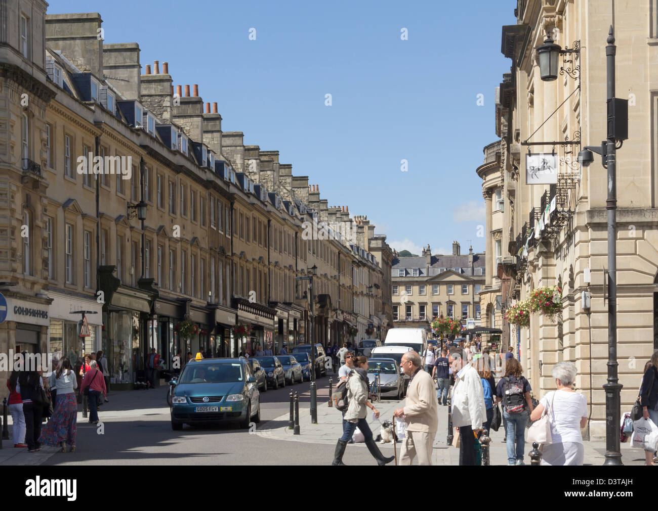 La folla degli acquirenti su Milsom Street in bagno, un trafficato centro cittadino street foderato con molti famosi negozi e banche. Foto Stock