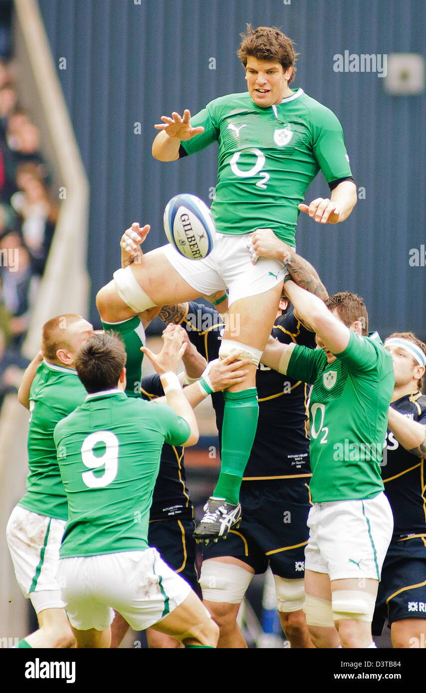 Donncha Òcallaghan prende una sfera lineout, Scozia v Irlanda, RBS 6 Nazioni campionato, Murrayfield Stadium 24/02/13 (c) Colin Foto Stock