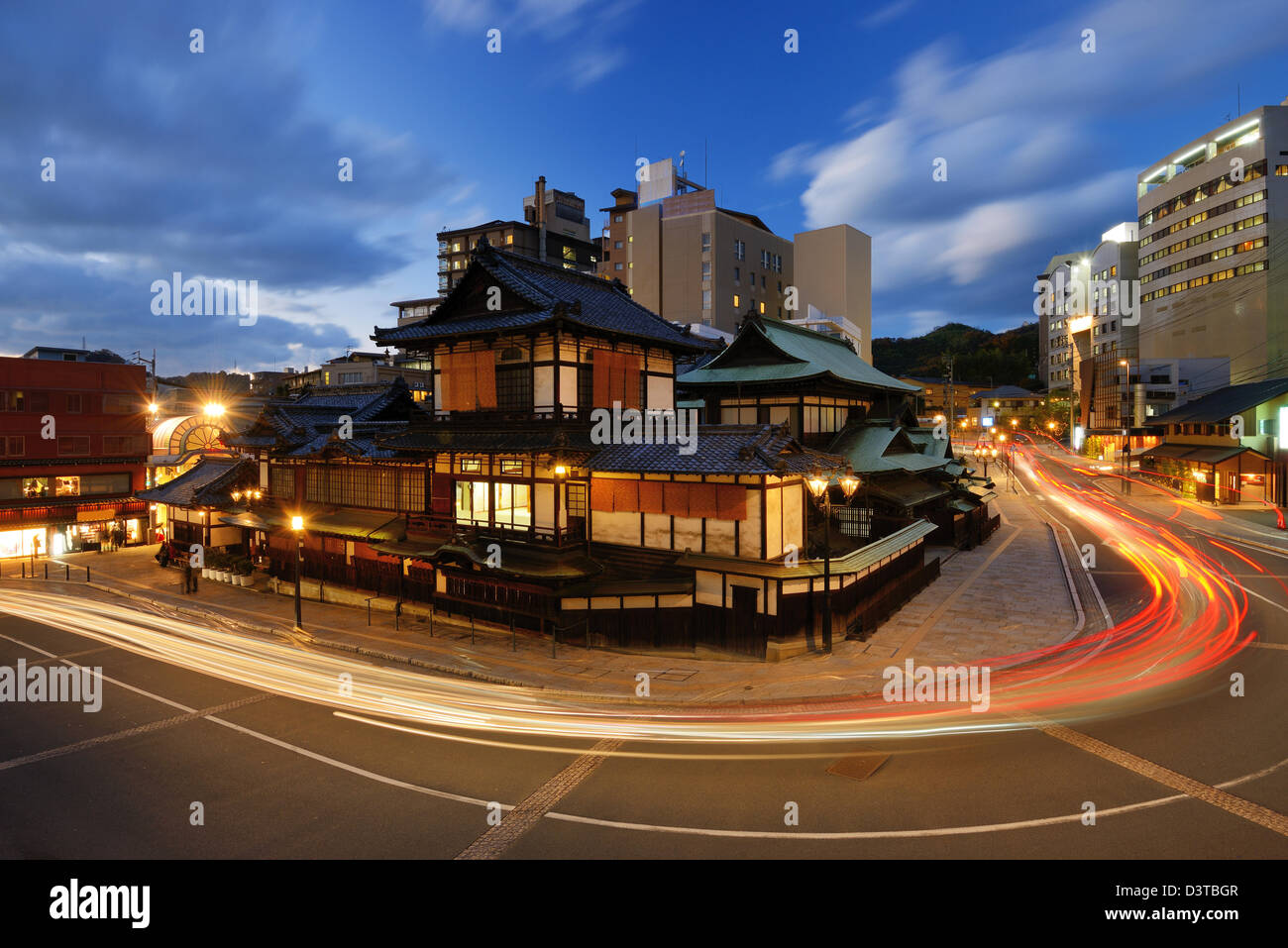 Dogo Onsen e sullo skyline della città di Matsuyama, Giappone. Dogo Onsen è uno dei più famosi bagni termali case in tutto il Giappone. Foto Stock