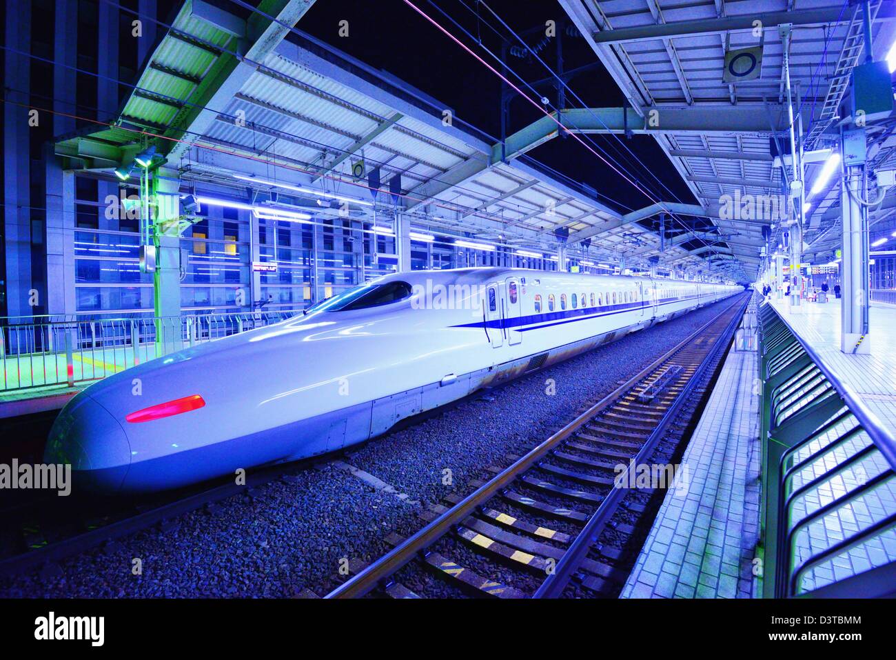 Una il treno superveloce Nozomi nella stazione di Kyoto, Kyoto, Giappone. Foto Stock