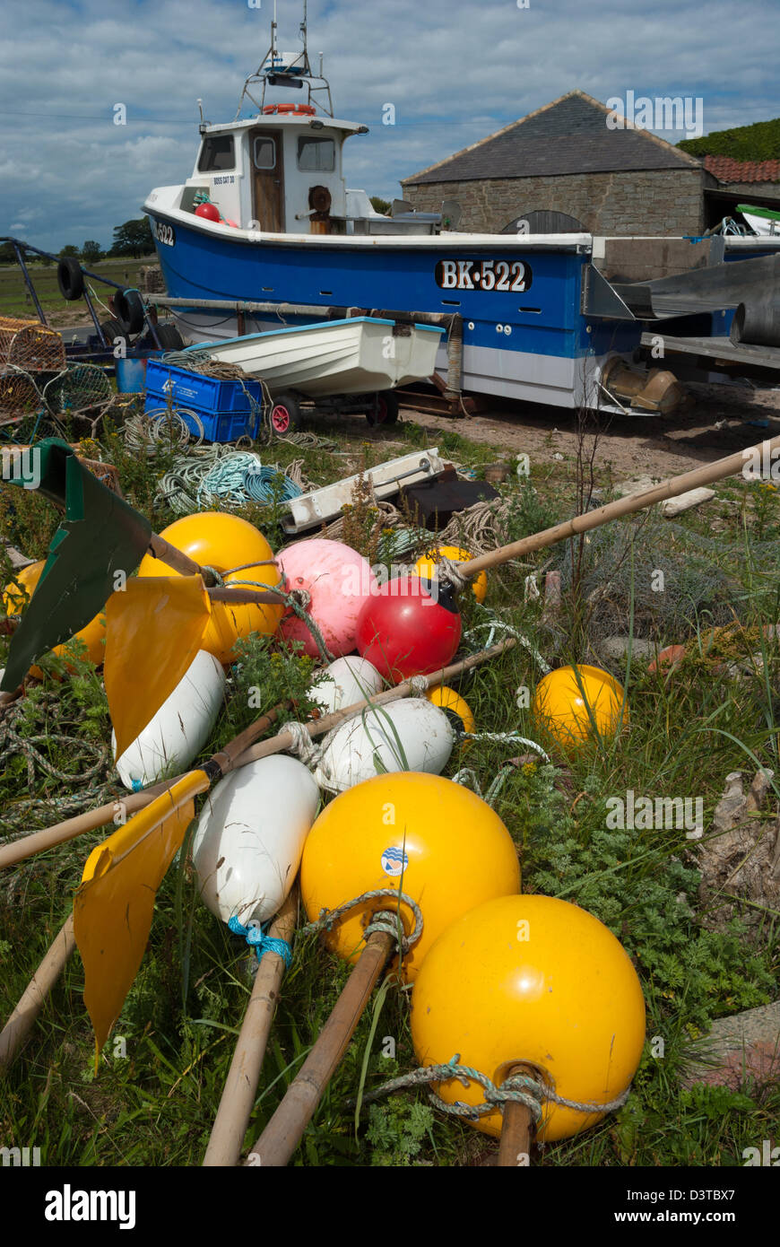 Aragosta o granchio di pescatori della barca e un marcatore galleggianti o boe, Bulmer, Northumberland Foto Stock