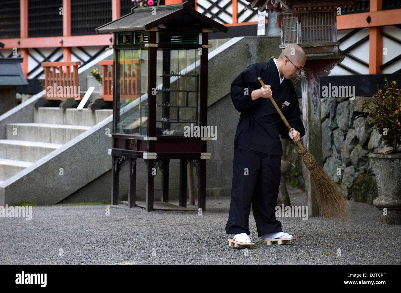 Monaco buddista sul dovere di spazzamento a Myo Jinja santuario in Danjo Garan complesso del tempio Kongobuji in cima Koyasan (Mount Koya) Foto Stock