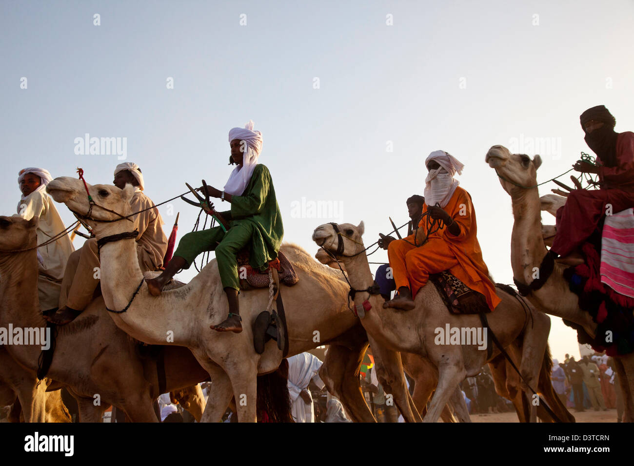I nomadi Wodaabe cavalcare i loro cammelli come parte del Gerewol festival in Ingal, Niger Foto Stock