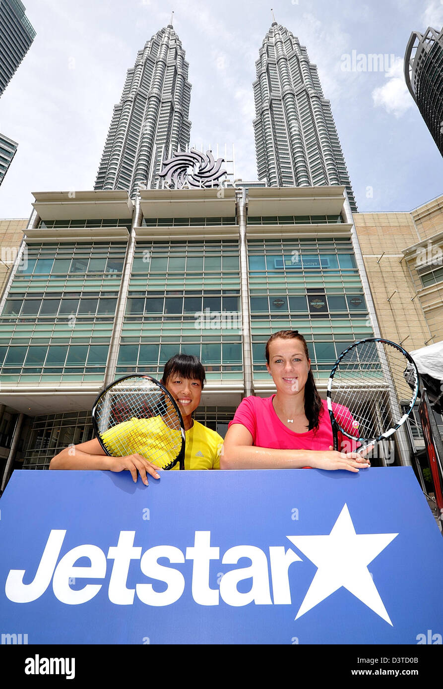 Febbraio 24, 2013, Kuala Lumpur, Malesia - Japanese top player, Ayumi MORITA (L), 55th WTA rango e XXIX WTA Anastasia Pavlyuchenkova (R) della Russia, pongono di fronte Esplanade KLCC edificio dopo dando autografo ai loro fans. BMW Malaysian Open 2013 Dal 25 febbraio al 3 marzo, 2013 presso il Royal Selangor Golf Club (RSGC) in lizza per un premio portamonete di US$235,000. (Foto di Robertus Pudyanto/Aflo) Foto Stock