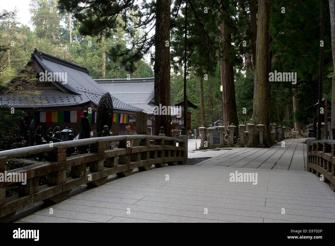 Il ponte di pietra e la passerella che conduce attraverso il Tempio Okunoin cimitero e giganteschi alberi di cedro sul Koyasan (Mount Koya), Wakayama, Giappone. Foto Stock