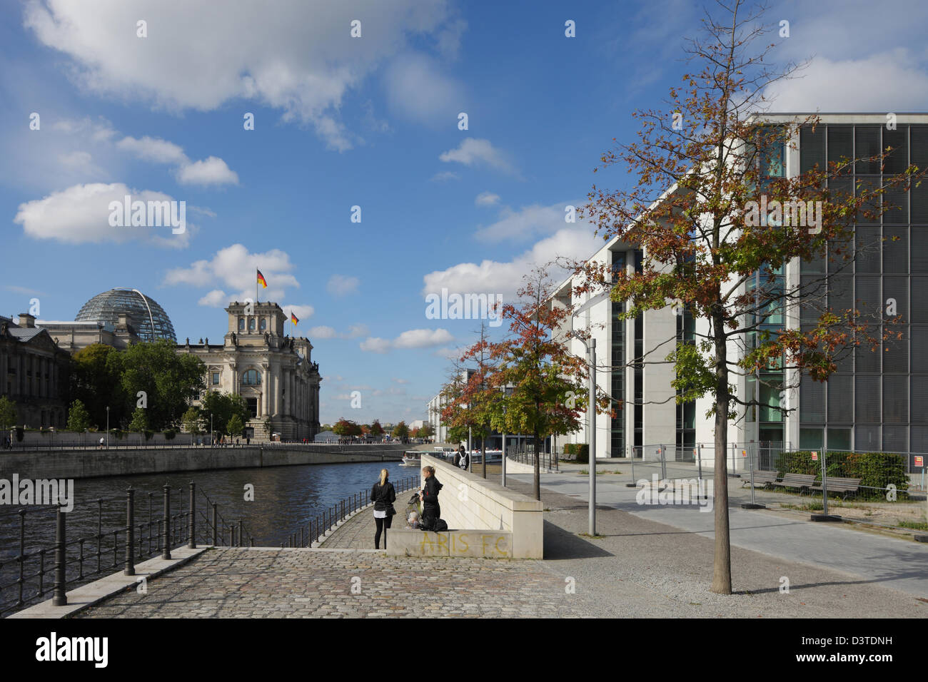 Berlino, Germania, il palazzo del Reichstag e la Marie-Elisabeth-Lueders-Haus sulla Sprea Foto Stock