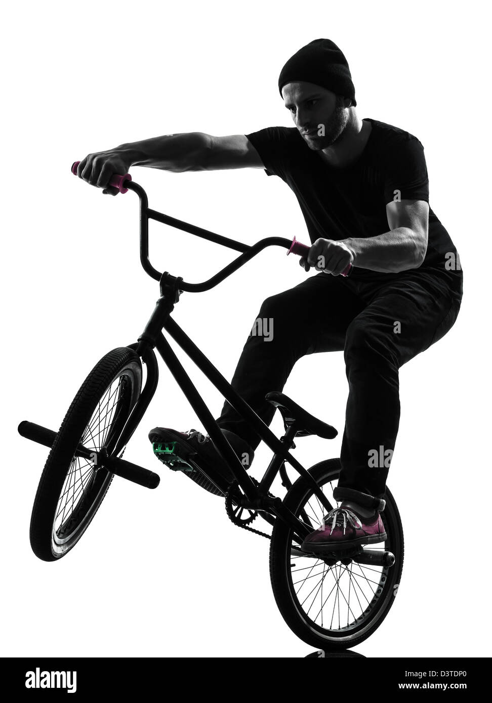 Un uomo esercizio acrobatico bmx figura in silhouette studio isolato su sfondo bianco Foto Stock