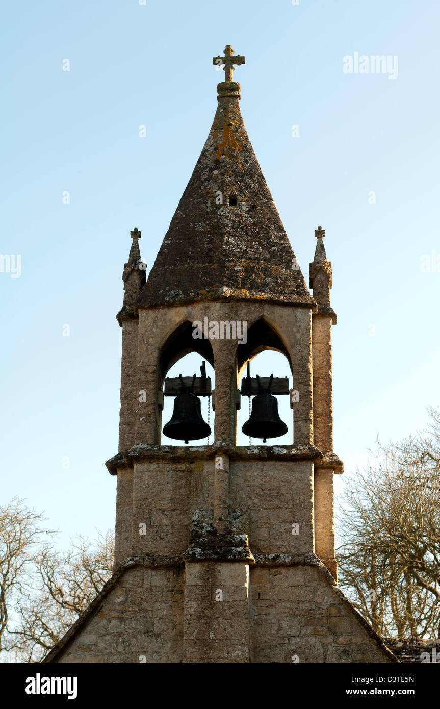 Doppio bellcote S. Osvaldo Chiesa, SHIPTON OLIFFE, Gloucestershire, England, Regno Unito Foto Stock