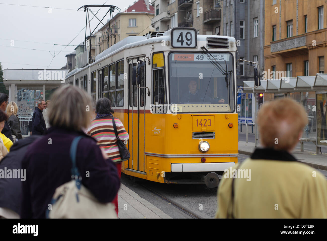 Budapest, Ungheria, tram linea 49 si muove nella fermata del tram Foto Stock