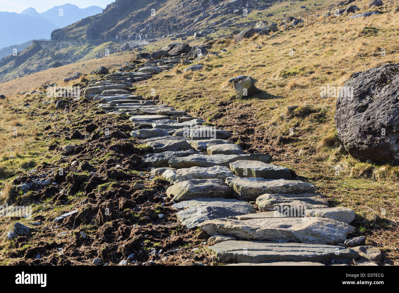 Pietre sul nuovo sentiero per Pen-y-Pass dalla cima della valle di Nant Gwynant nel Parco Nazionale di Snowdonia, Gwynedd, Galles del Nord, Regno Unito Foto Stock