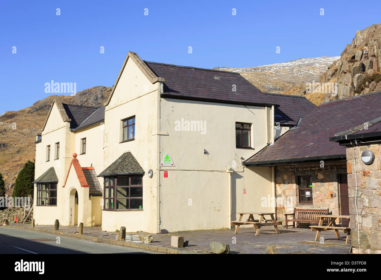 Ristrutturato Pen-y-Pass YHA Ostello della gioventù e di Mallory bar caffetteria nel Parco Nazionale di Snowdonia, Gwynedd, il Galles del Nord, Regno Unito, Gran Bretagna Foto Stock