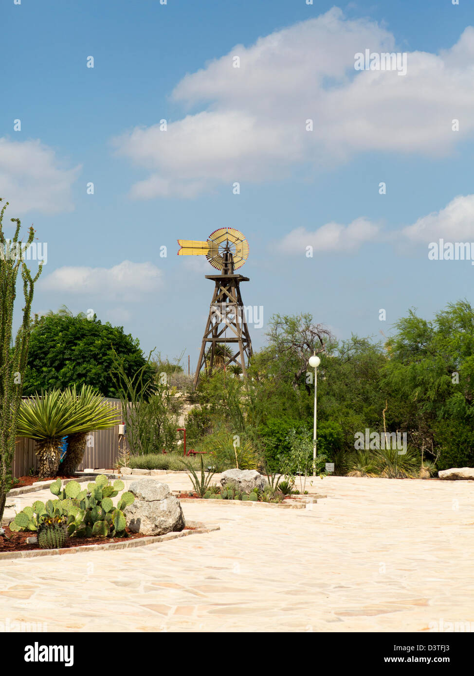 Il mulino a vento presso il giudice Roy Bean Texas Travel Centre,Langtry Texas Foto Stock