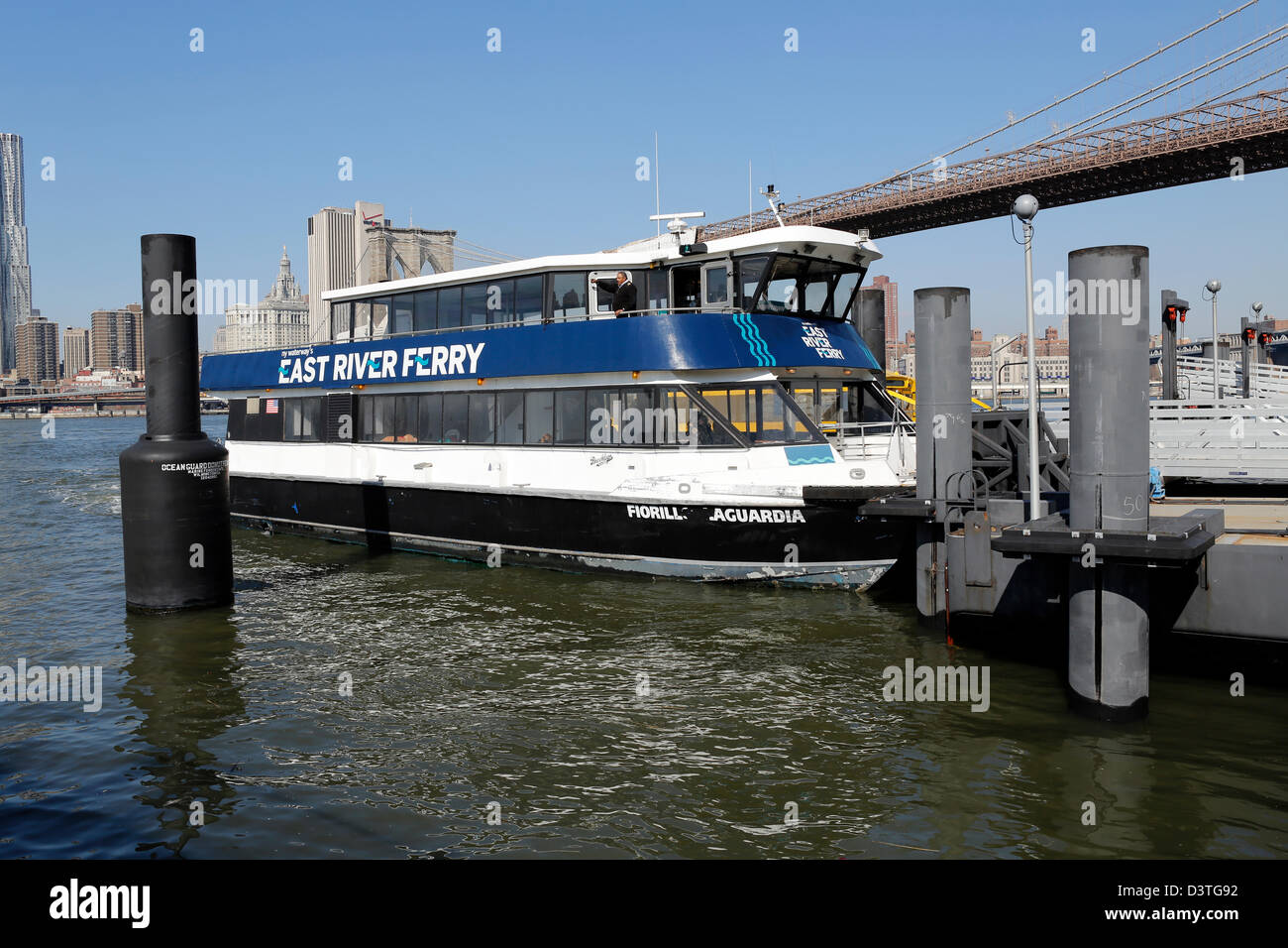 East River Ferry Boat attraccata a Brookyn, NY. Trasporta persone tra Manhattan e Brooklyn su un quotidiano, pianificazione regolare Foto Stock