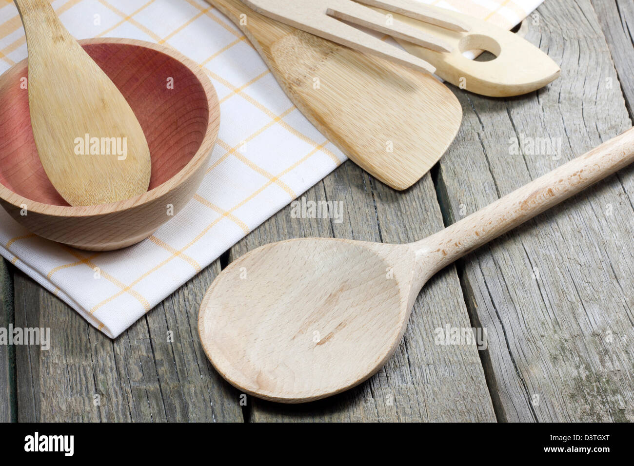 Vecchio retrò stoviglie su assi di legno Foto Stock