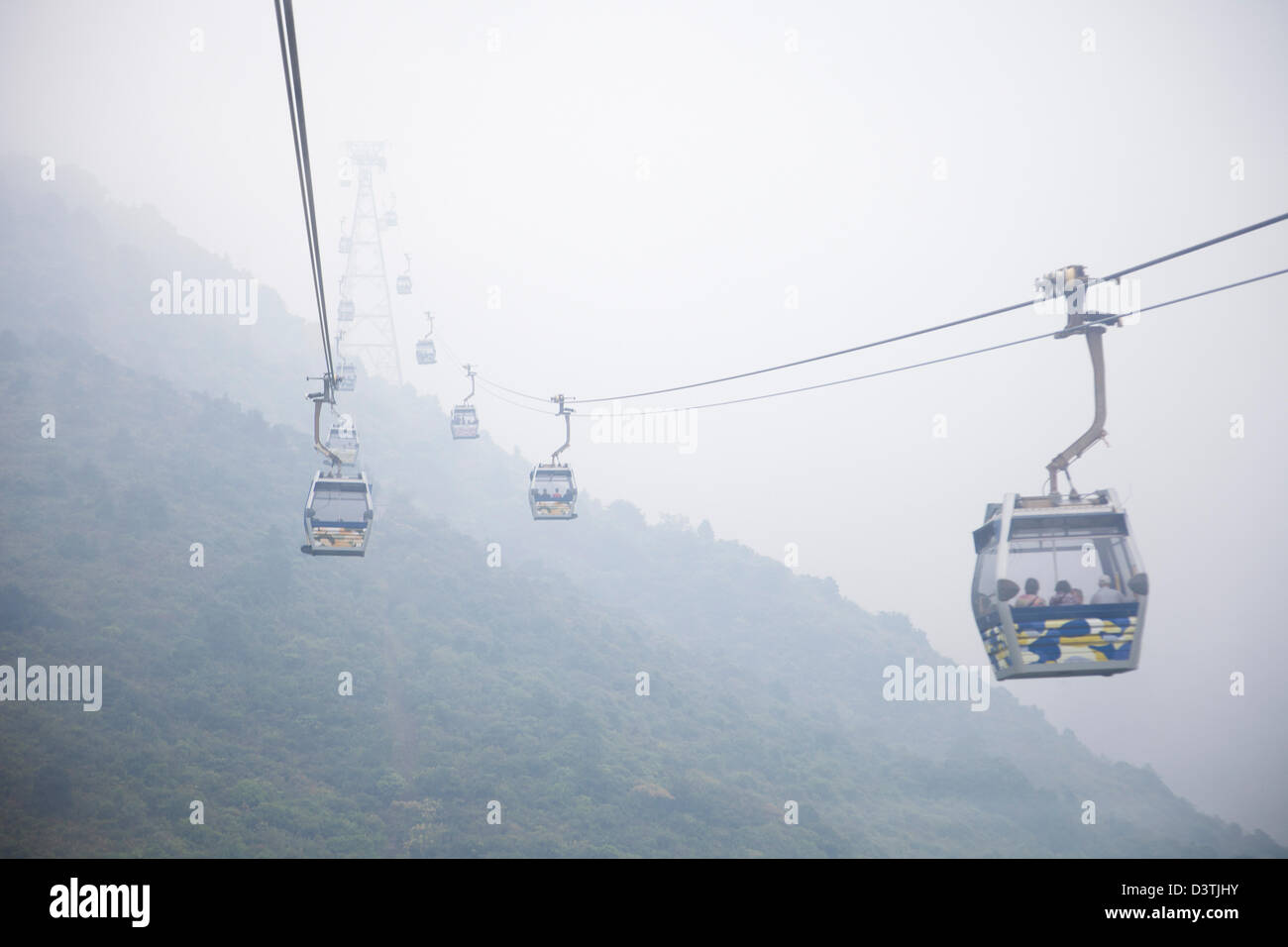 Cavo di overhead di automobili o giro in gondola al Villaggio di Ngong Ping 360, l'Isola di Lantau, Hong Kong, Cina Foto Stock