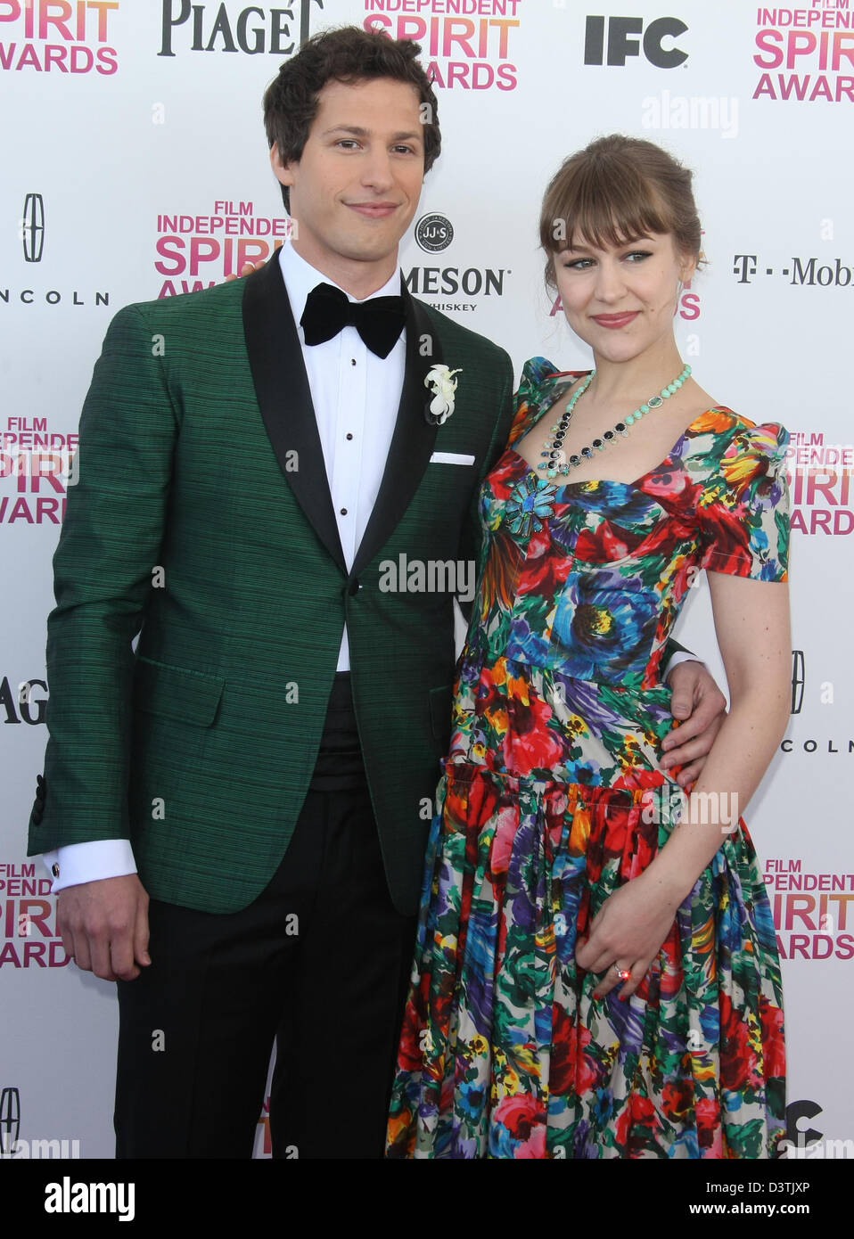 ANDY SAMBERG & GUEST 2013 FILM INDEPENDENT SPIRIT AWARDS BEACH SANTA MONICA CALIFORNIA USA 23 febbraio 2013 Foto Stock