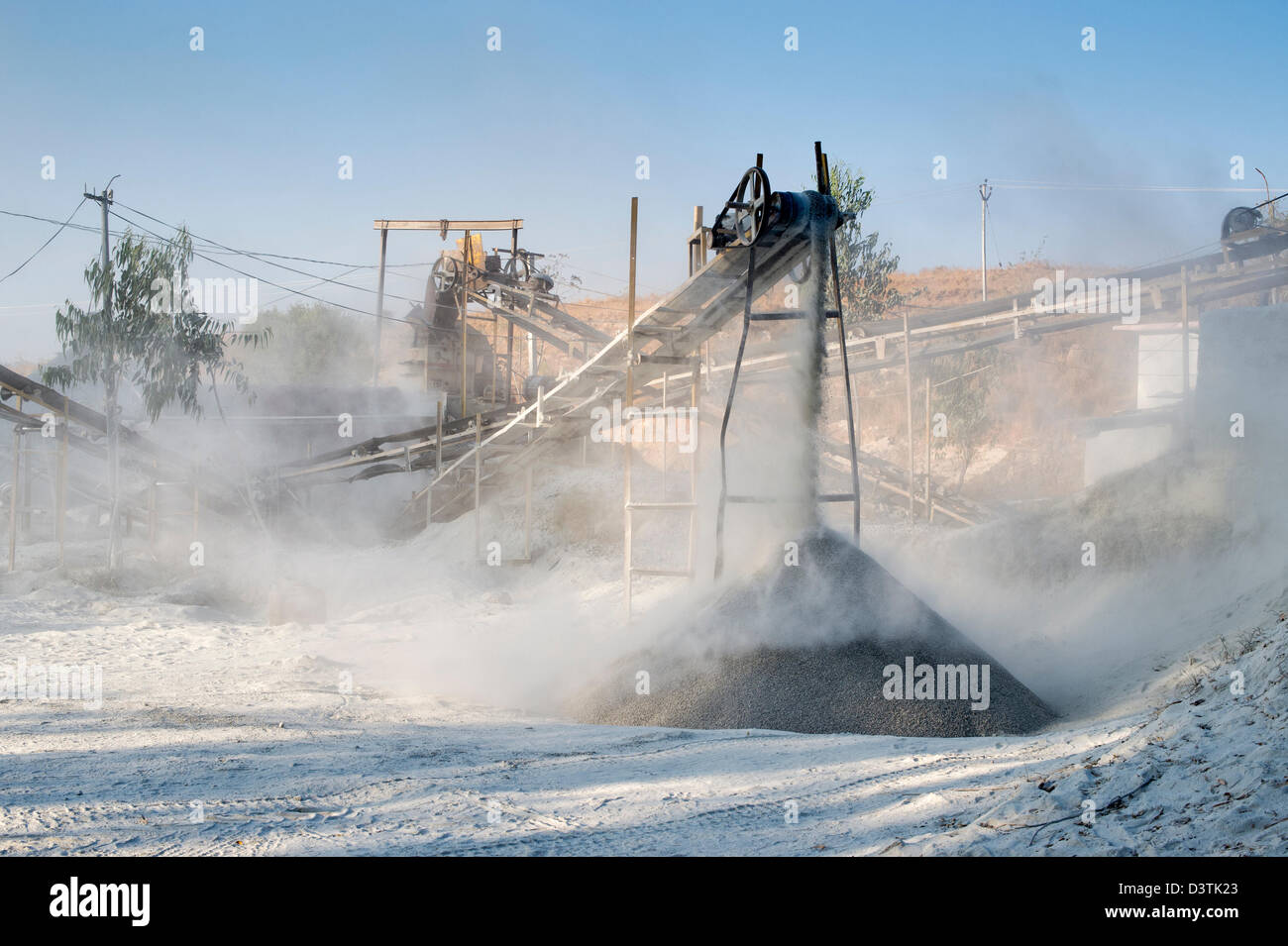 La frantumazione della pietra le opere in zone rurali campagna indiana. Andhra Pradesh, India Foto Stock