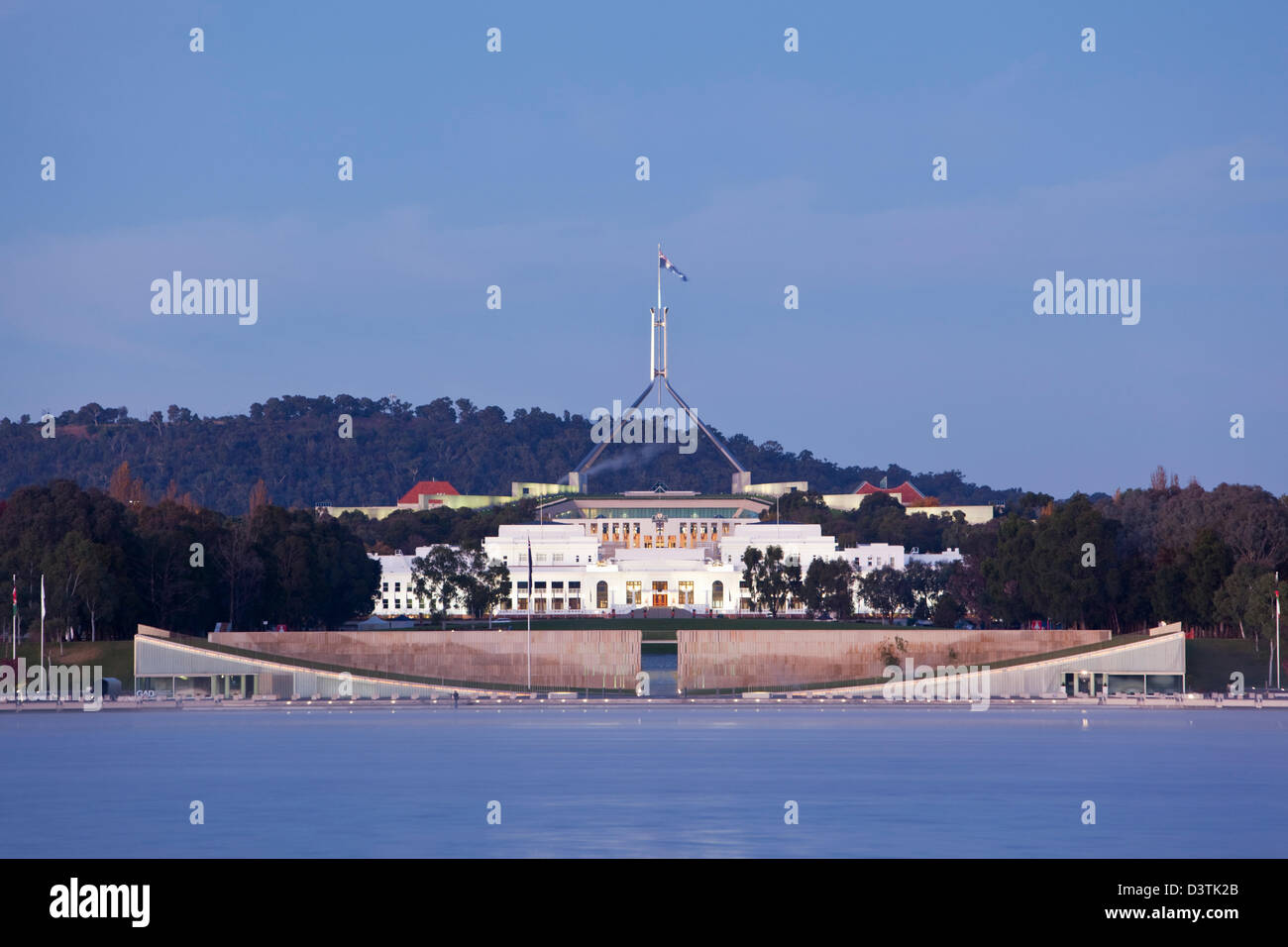 Vista sul Lago Burley Griffin per la Casa del Parlamento, al crepuscolo. Canberra, Australian Capital Territory (ACT), Australia Foto Stock