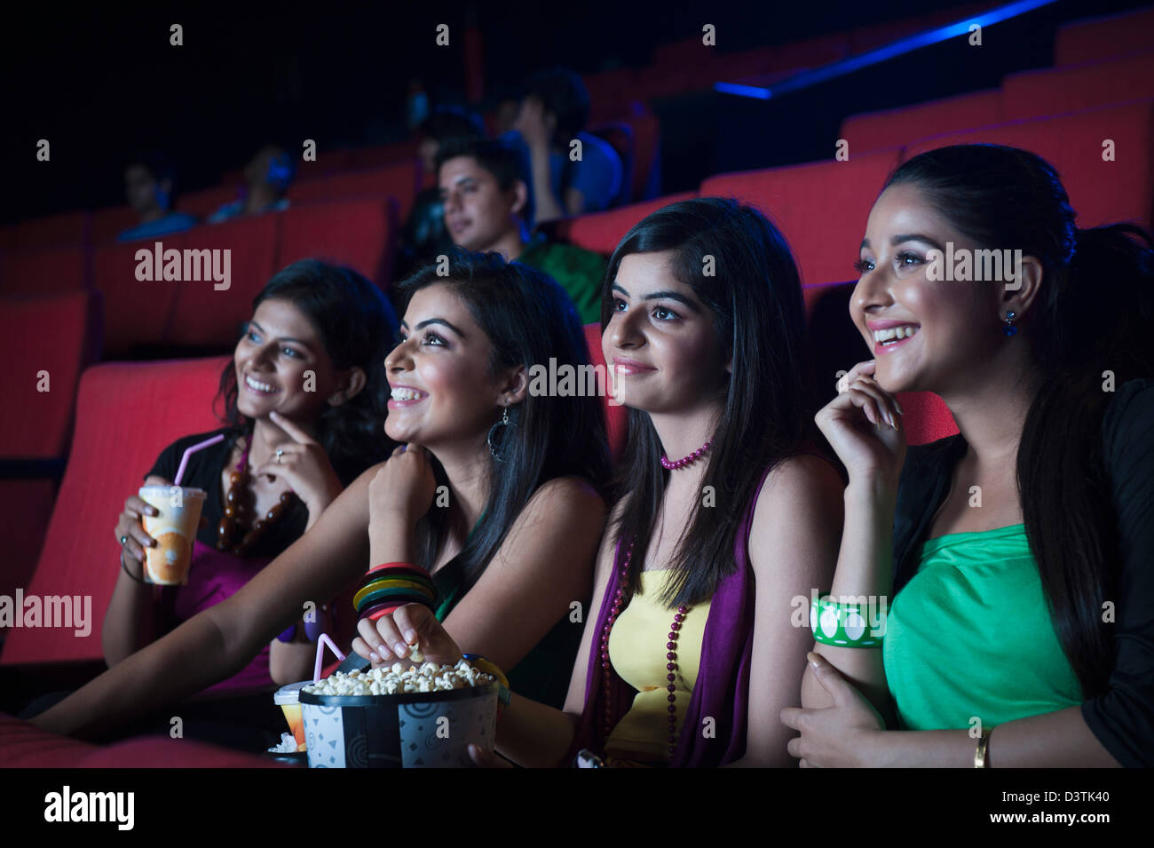 Ragazzi godendo di film in una sala cinematografica Foto Stock