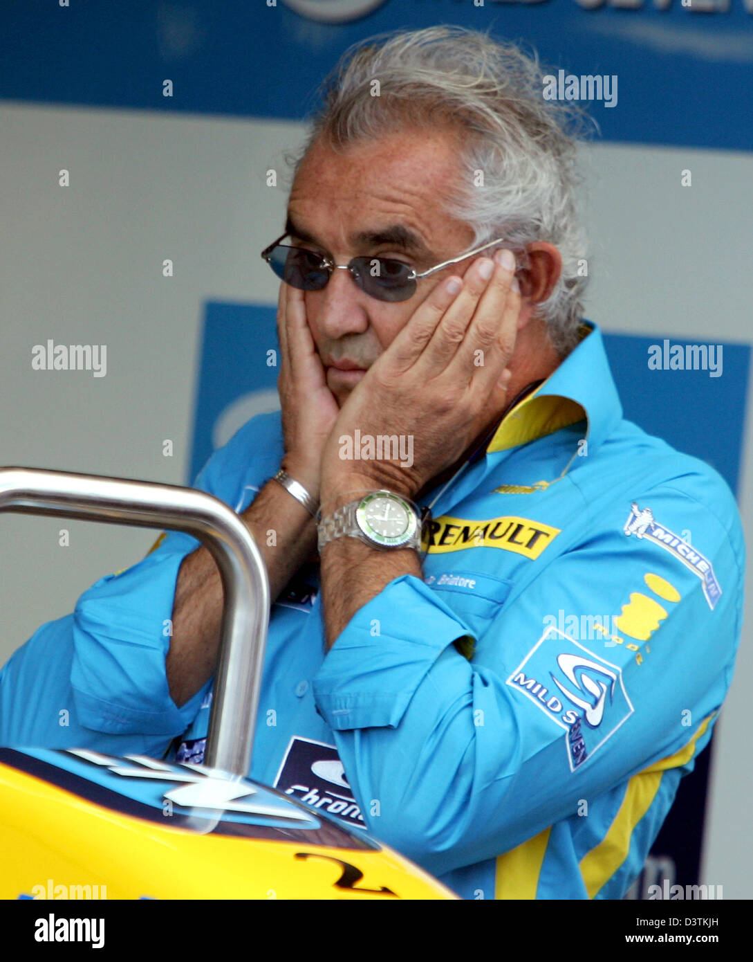 Renault F1 team principal, italiano Flavio Briatore, gesti al team di  garage prima del Gran Premio del Giappone presso la pista di Suzuka, in  Giappone, domenica 08 ottobre 2006. Foto: Gero Breloer