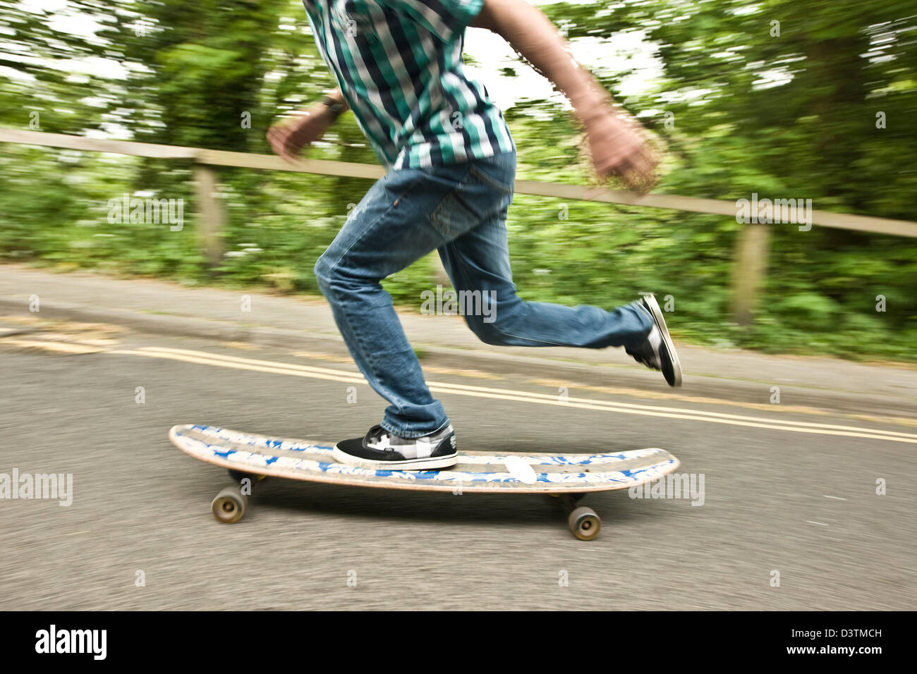 Lo skateboard in salita a bassa sezione, Sant Agnese, Cornwall, Regno Unito Foto Stock