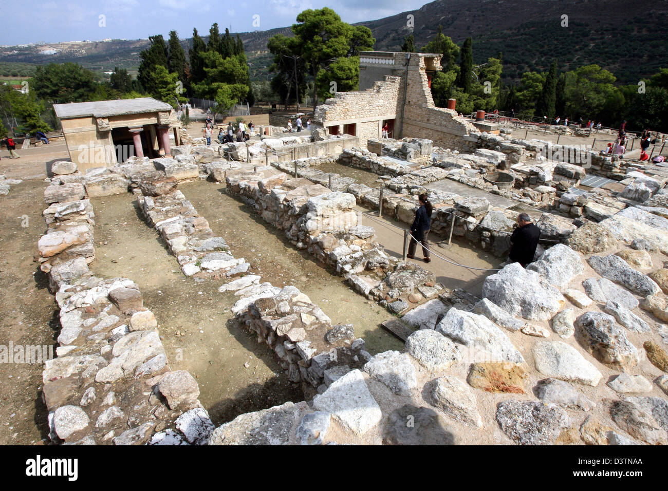 (Dpa file) - l'immagine mostra parte del palazzo minoico di Cnosso sull isola di Creta, Grecia, 13 ottobre 2006. Come il più grande di tutti i Palazzi Minoani nel 1700 BC tutto il complesso costituito da circa 1.400 camere ed è stato fino a quattro piani di altezza. Le interferenze intraprese nel complesso sono controverse tra gli archeologi ma laypeoples ulteriormente la comprensione del make-up di Foto Stock