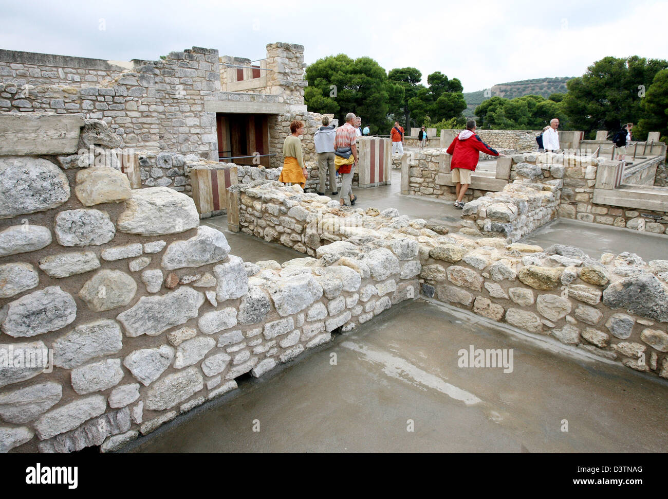 (Dpa file) - l'immagine mostra parte del palazzo minoico di Cnosso sull isola di Creta, Grecia, 13 ottobre 2006. Come il più grande di tutti i Palazzi Minoani nel 1700 BC tutto il complesso costituito da circa 1.400 camere ed è stato fino a quattro piani di altezza. Le interferenze intraprese nel complesso sono controverse tra gli archeologi ma ulteriormente i laici la comprensione del make-up di Foto Stock