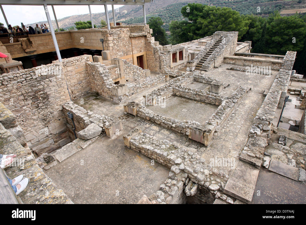 (Dpa file) - l'immagine mostra parte del palazzo minoico di Cnosso sull isola di Creta, Grecia, 13 ottobre 2006. Come il più grande di tutti i Palazzi Minoani nel 1700 BC tutto il complesso costituito da circa 1.400 camere ed è stato fino a quattro piani di altezza. Le interferenze intraprese nel complesso sono controverse tra gli archeologi ma ulteriormente i laici la comprensione del make-up di Foto Stock