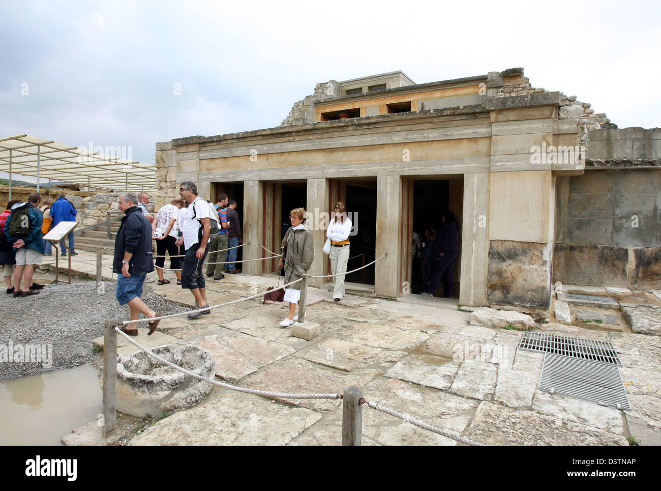 (Dpa file) - l'immagine mostra parte del palazzo minoico di Cnosso sull isola di Creta, Grecia, 13 ottobre 2006. Che è stato il più grande di al Palazzi Minoani nel 1700 BC tutto il complesso costituito da circa 1.400 camere ed è stato fino a quattro piani di altezza. Le interferenze intraprese nel complesso sono controverse tra gli archeologi ma laypeoples ulteriormente la comprensione del MAK Foto Stock