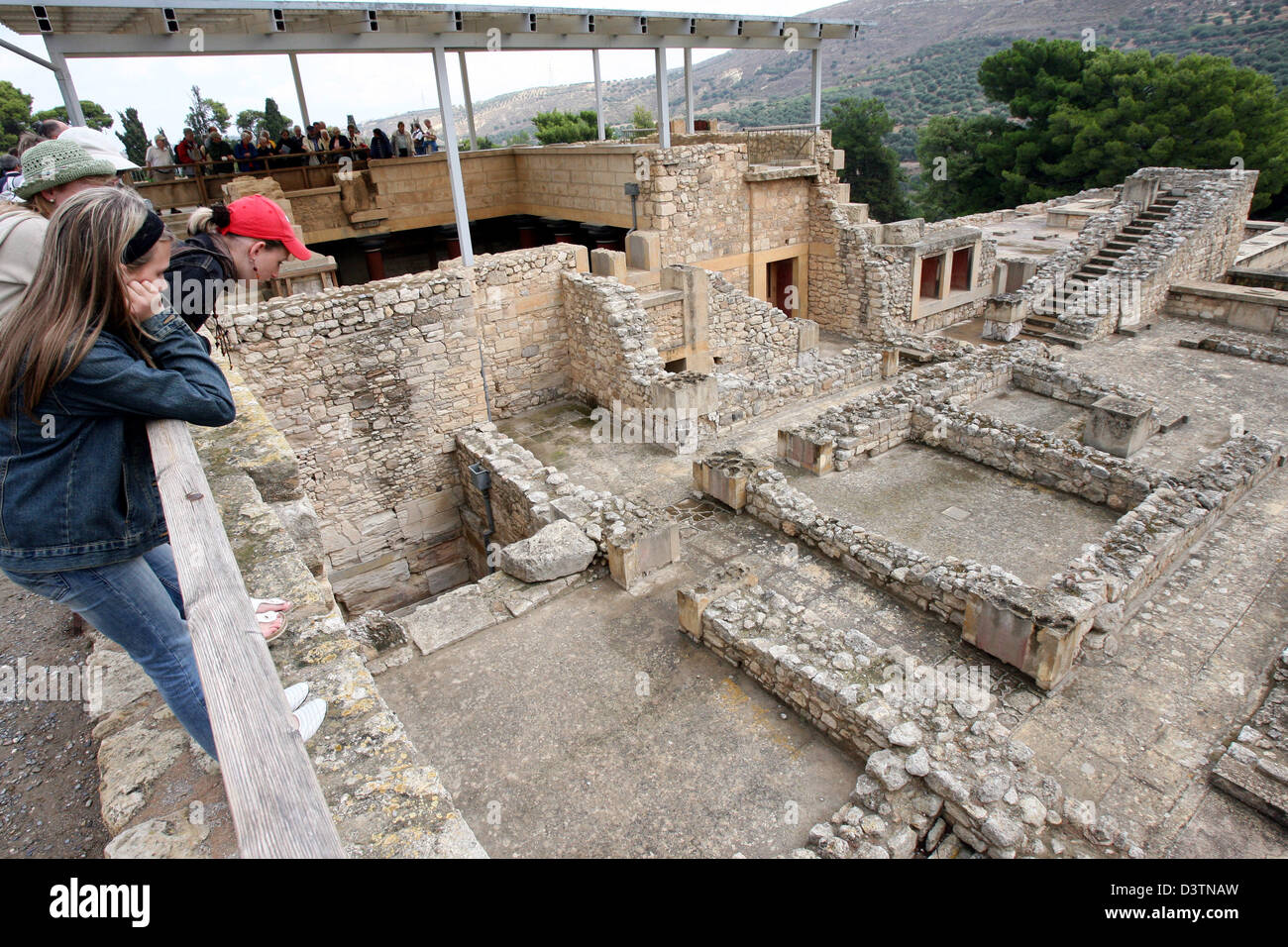 (Dpa file) - l'immagine mostra parte del palazzo minoico di Cnosso sull isola di Creta, Grecia, 13 ottobre 2006. Che è stato il più grande di al Palazzi Minoani nel 1700 BC tutto il complesso costituito da circa 1.400 camere ed è stato fino a quattro piani di altezza. Le interferenze intraprese nel complesso sono controverse tra gli archeologi ma laypeoples ulteriormente la comprensione del MAK Foto Stock