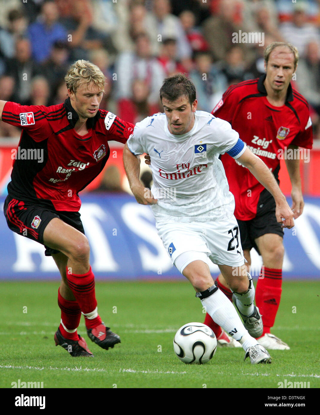 Di Amburgo Rafael van der Vaart (C) e Leverkusens' Simon Rolfes (L) e Sergej Barbarez (R) mostrato in azione durante la Bundesliga match tra Bayer 04 Leverkusen e Hamburger SV al BayArena a Leverkusen, Germania, Domenica, 22 ottobre 2006. Foto: Rolf Vennenbernd (ATTENZIONE: embargo! Il DFL permette l'ulteriore utilizzazione delle immagini nella IPTV, servizi di telefonia mobile e altri n Foto Stock