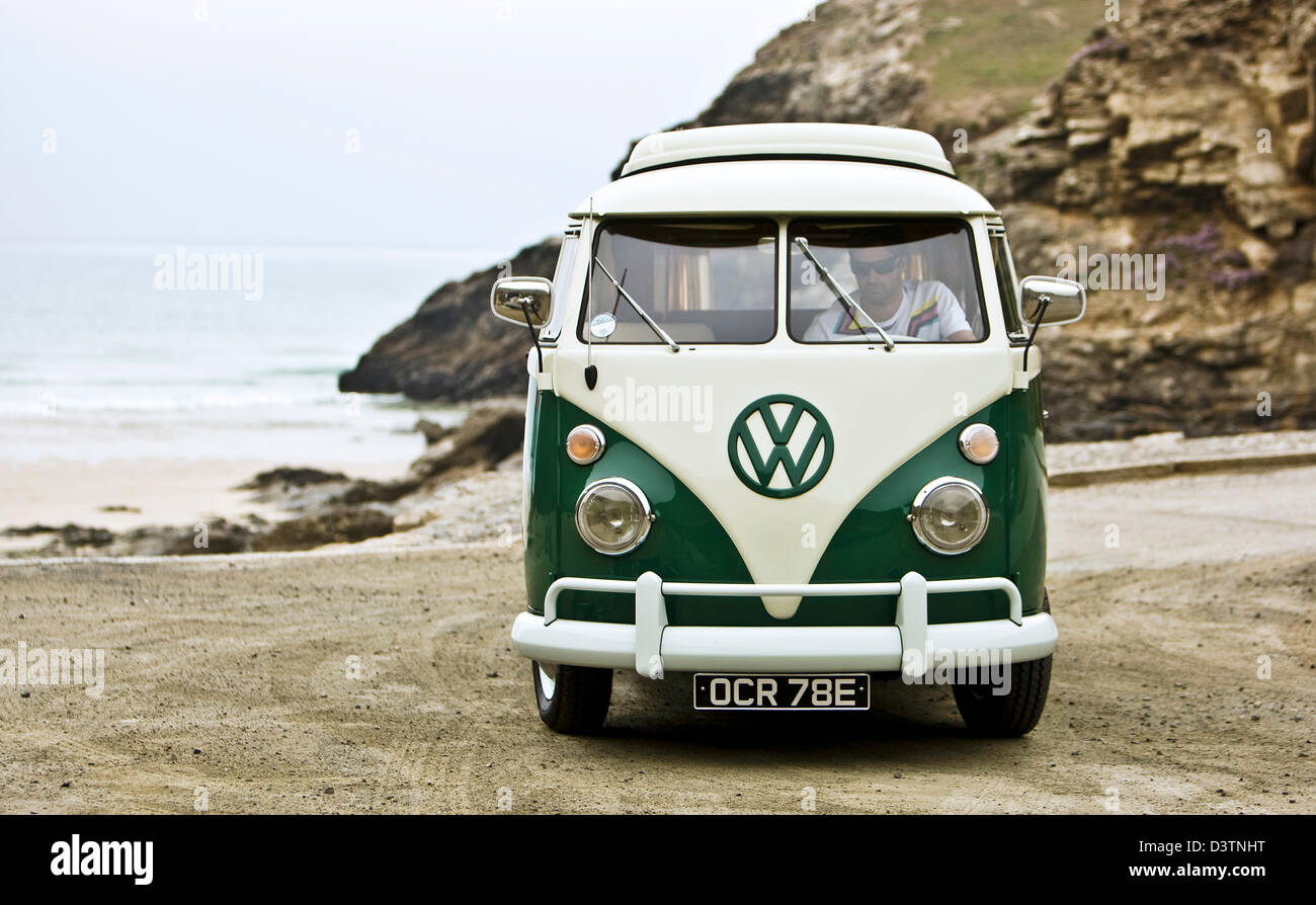 Green VW camper sulla spiaggia, Sant Agnese, Cornwall, Regno Unito Foto Stock