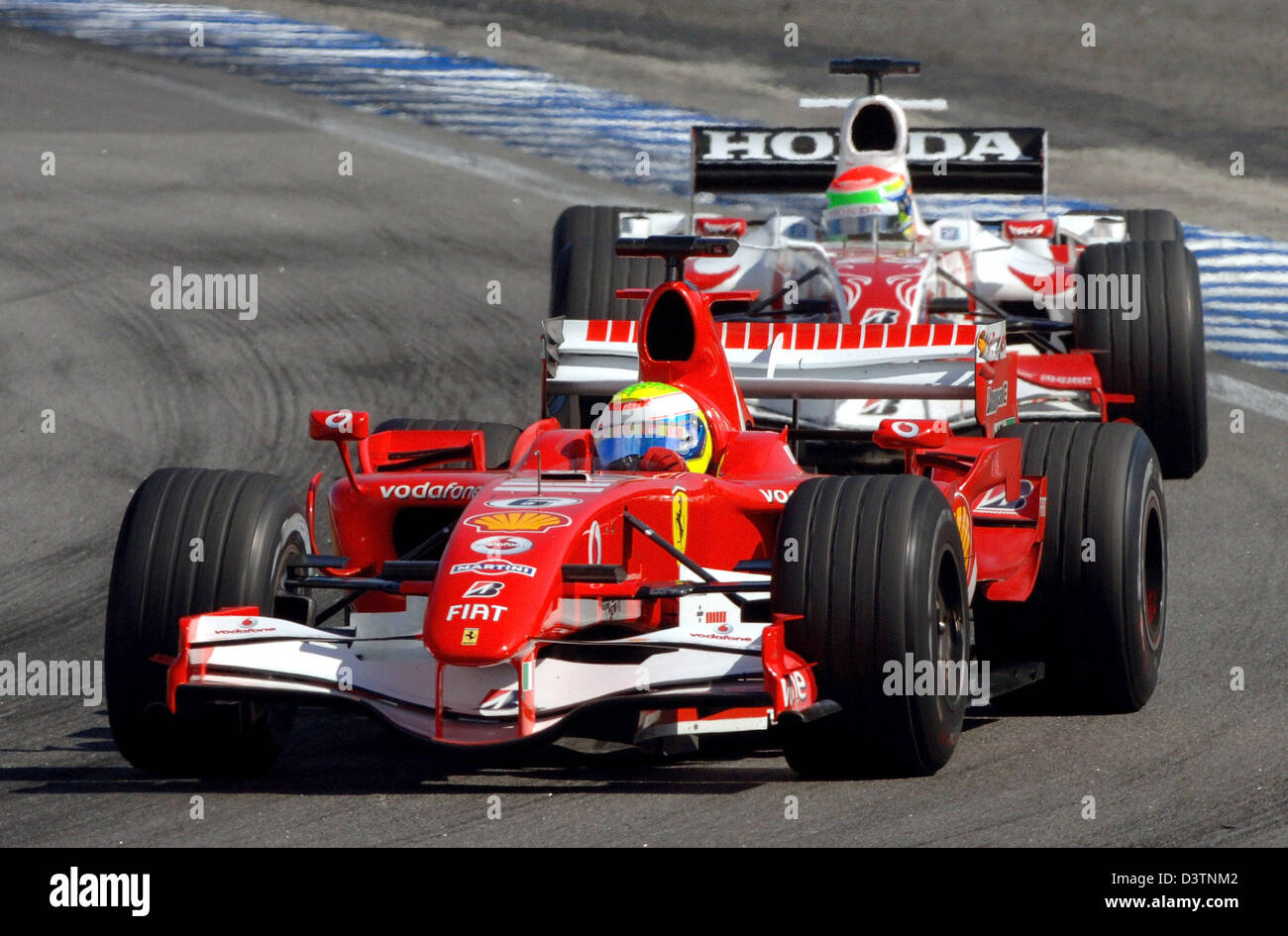 Il brasiliano pilota di Formula Uno Felipe Massa della Scuderia Ferrari F1  team gare in anticipo di giapponese Sakon Yamamoto della Super Aguri F1  team durante il Gran Premio di F1 del
