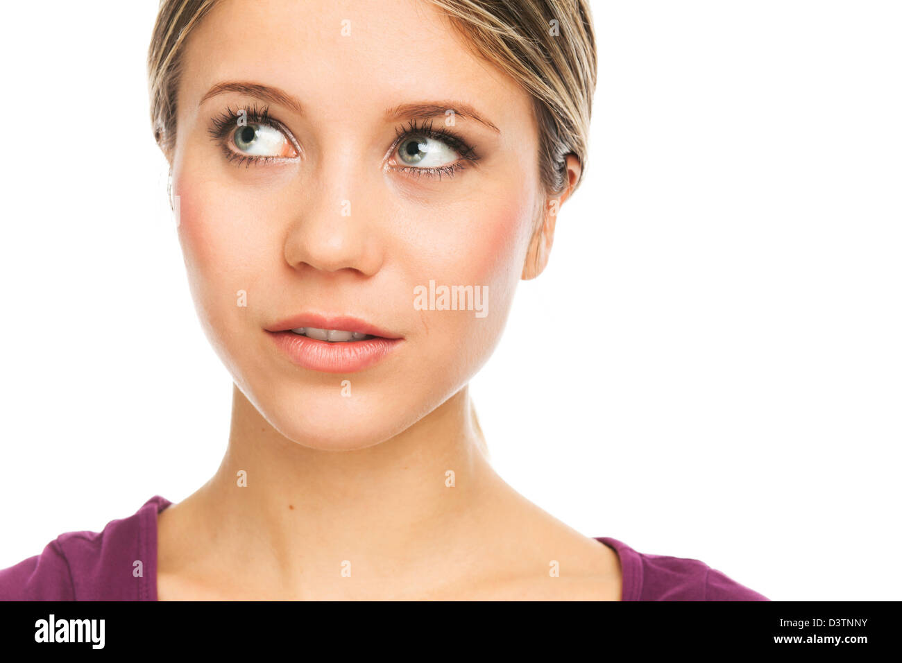 Close up ritratto di una donna bellissima guardando in alto, su bianco Foto Stock