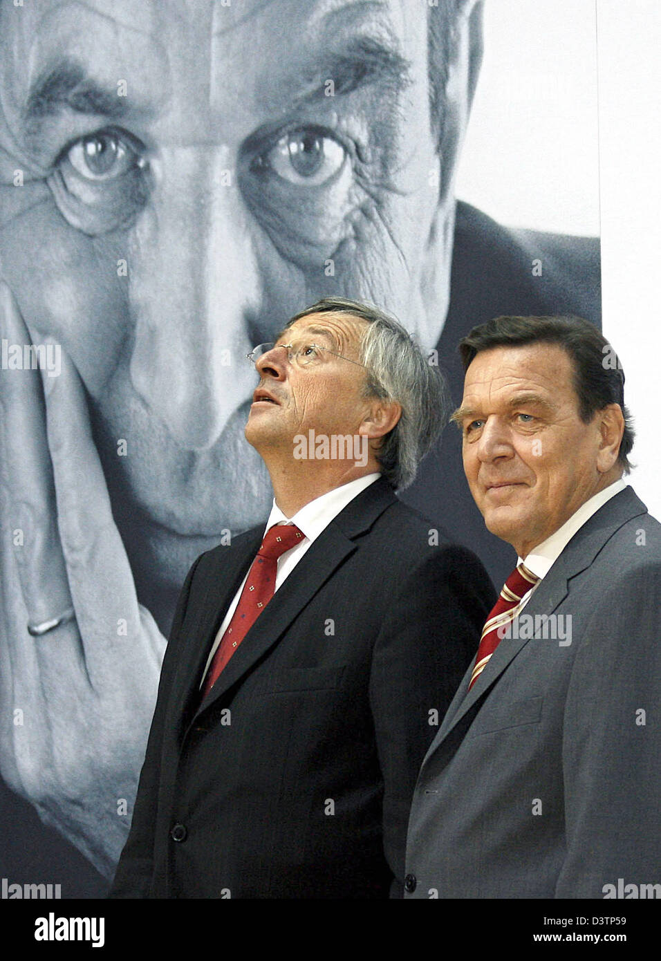 L'ex cancelliere tedesco Gerhard Schroeder (R) stans accanto al primo ministro del Lussemburgo Jean Claude Juncker a Schroeder's presentazione libro di "decisioni - la mia vita nella politica" (Entscheidungen - Mein Leben in der Politik) di Berlino, Germania, giovedì 26 ottobre 2006. Foto: Wolfgang Kumm Foto Stock