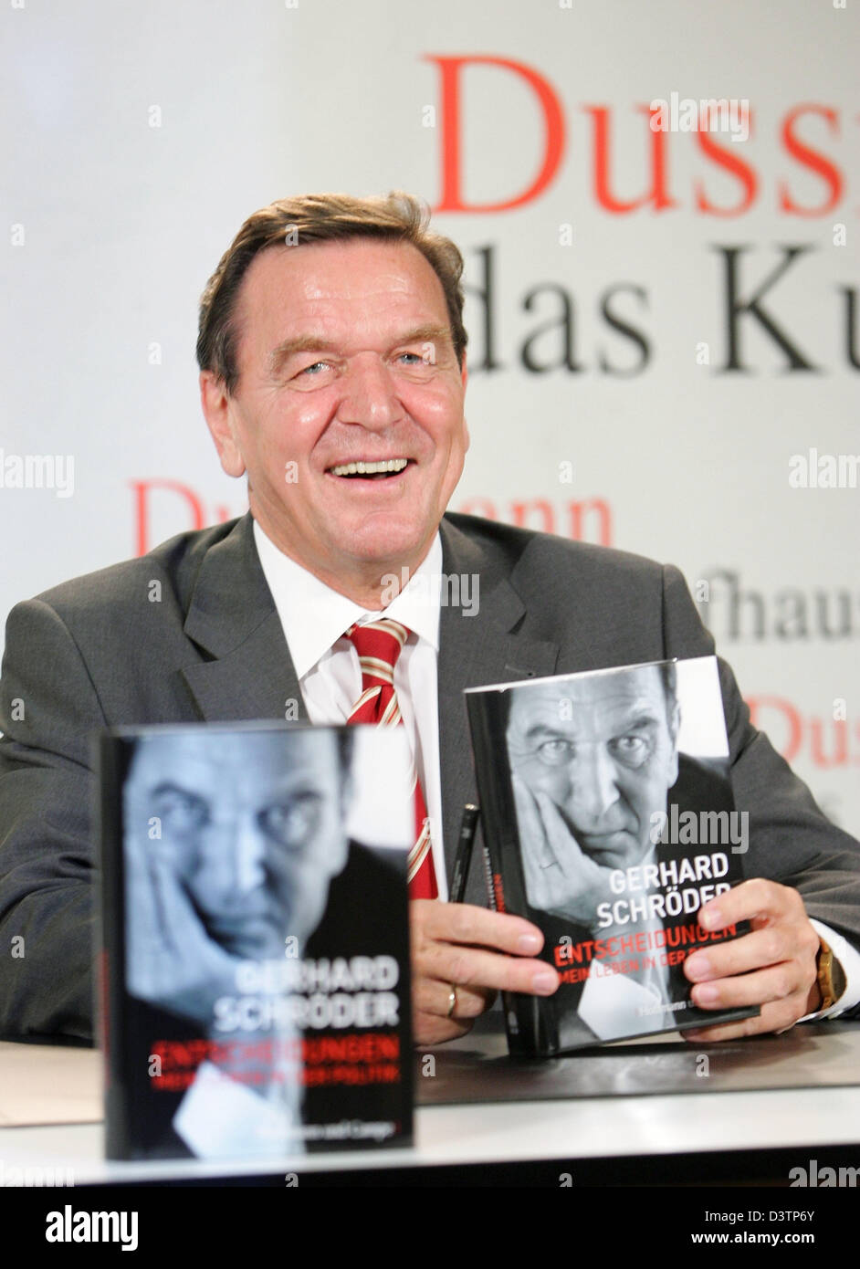 L'ex cancelliere tedesco Gerhard Schroeder sorrisi durante il libro-Firma delle sue memorie "decisioni - la mia vita nella politica" (Entscheidungen - Mein Leben in der Politik) a Dussmann mall a Berlino, Germania, giovedì 26 ottobre 2006. La sede ad Amburgo la casa editrice "Hoffman und Campe' già aumentato la prima edizione da 120.000 a 160.000 copie e portato avanti la publica Foto Stock