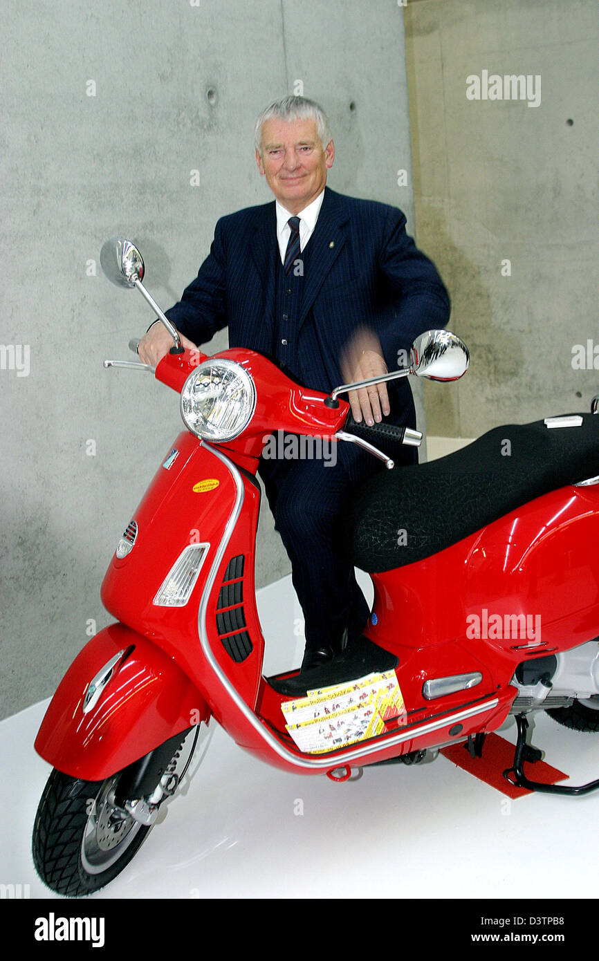 L' ex Ministro degli interni, Otto Schily, pone con un rosso scooter GTS 250 nel Palazzo Italia a Berlino, Germania, Thurdsay, 19 ottobre 2006. Il Palazzo Italia, uno stabilimento per la promozione dell'economia italiana sul mercato tedesco, inaugurato il 19 ottobre in Berlin Unter den Linden. Foto: Xamax Foto Stock