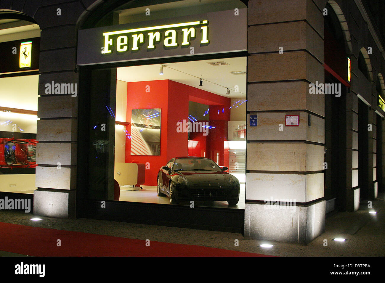 Un nero auto sportiva sorge nello showroom di Palazzo Italia a Berlino, Germania, Thurdsay, 19 ottobre 2006. Il Palazzo Italia, uno stabilimento per la promozione dell'economia italiana sul mercato tedesco, inaugurato il 19 ottobre in Berlin Unter den Linden. Foto: Xamax Foto Stock