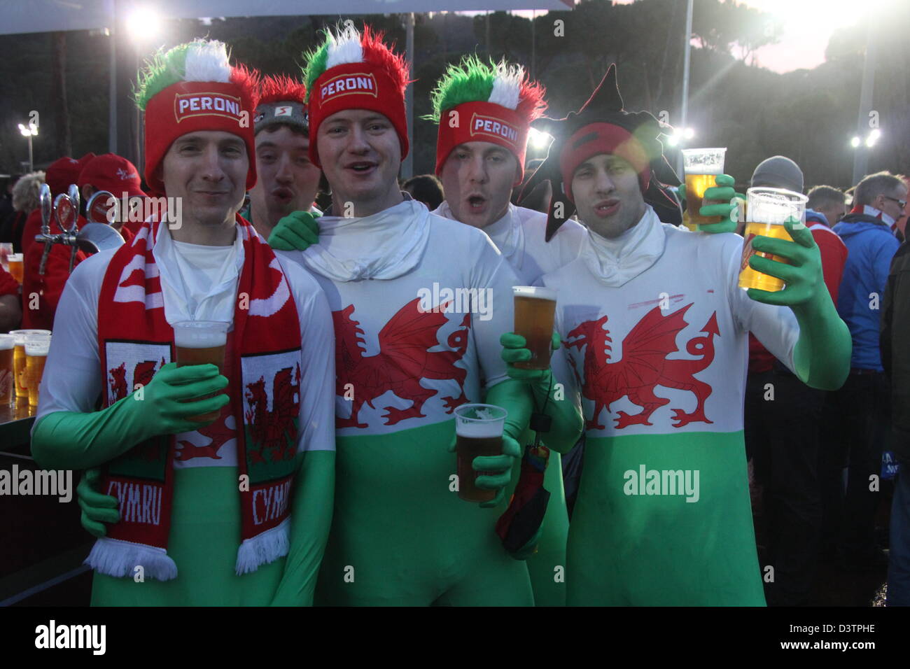 Roma, Italia. Il 23 febbraio 2013. rugby fan al di fuori dello stadio Olimpico di Roma per il sei nazioni partita Italia contro il Galles. Credito: Gari Wyn Williams / Alamy Live News Foto Stock