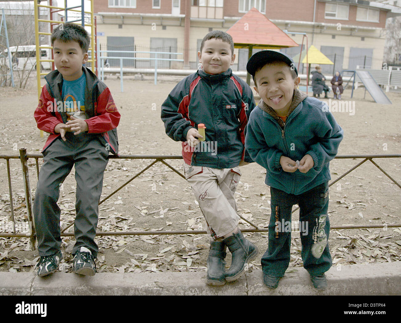 Tre ragazzi sono illustrati in un parco giochi di Astana, Kazakistan,  Martedì, 31 ottobre 2006. 600.000 del Kazakistan di 15 milioni di abitanti  vivono nella capitale Astana. Foto: Peer Grimm Foto stock - Alamy
