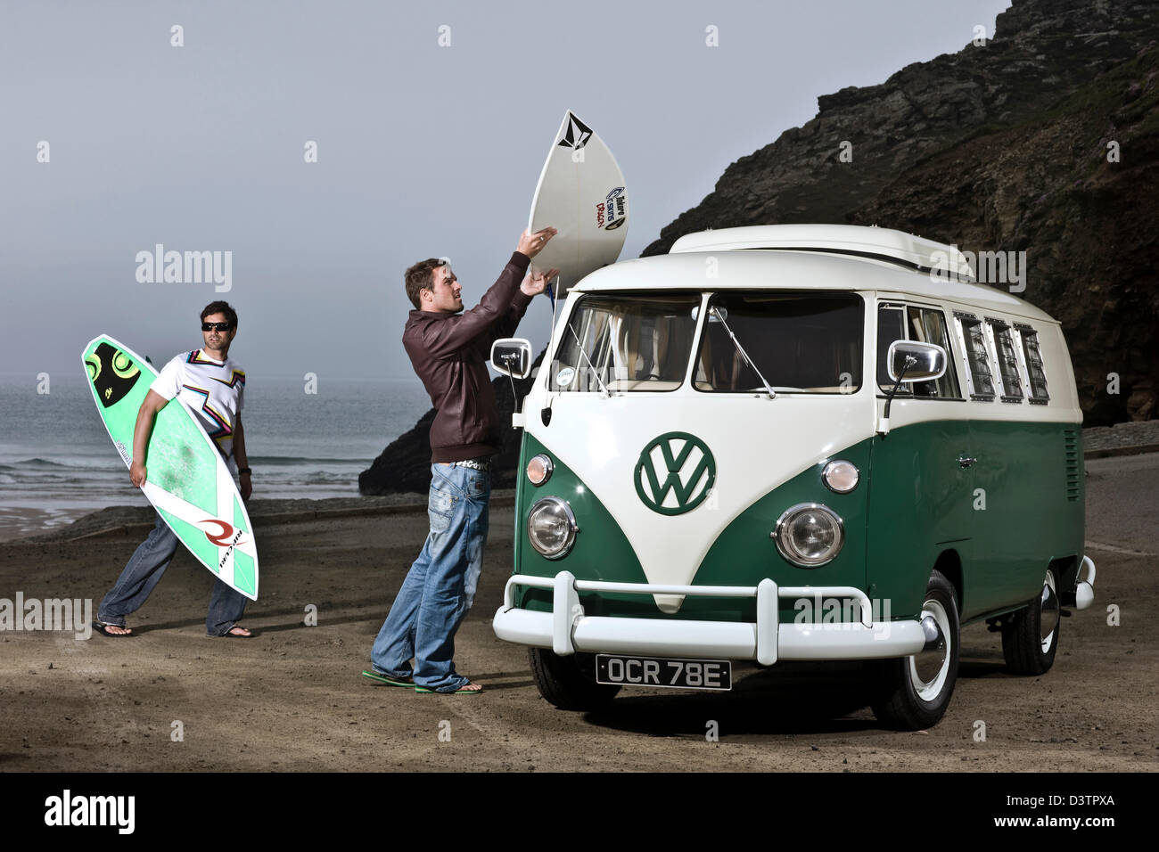 Surfisti di schede di scarico da VW camper, Sant Agnese, Cornwall, Regno Unito Foto Stock