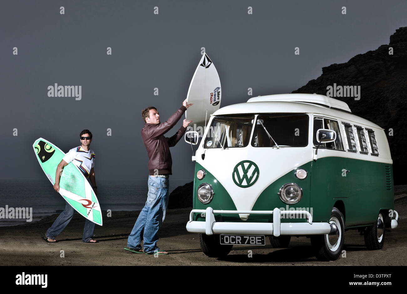 Surfisti di schede di scarico da VW camper, Sant Agnese, Cornwall, Regno Unito Foto Stock