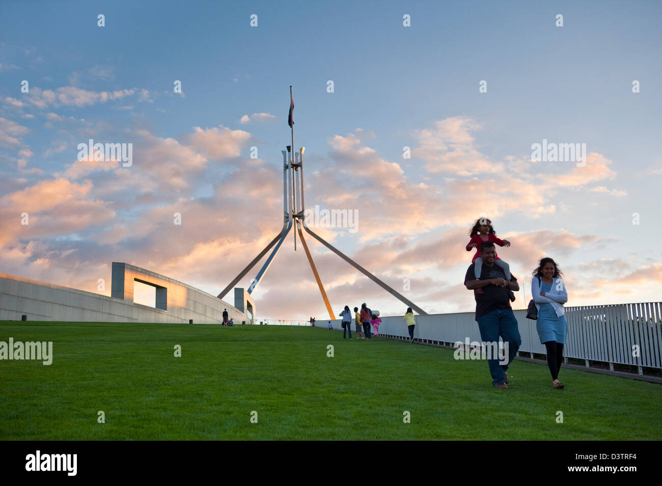 La famiglia sul prato sul tetto della Casa del Parlamento al crepuscolo. Canberra, Australian Capital Territory (ACT), Australia Foto Stock