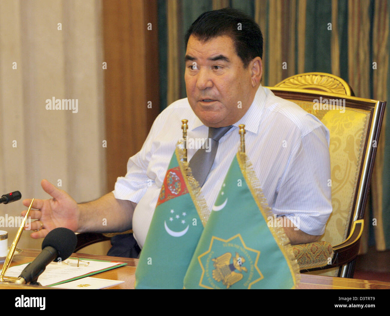 Il Presidente turkmeno Saparmurat Niyazov aka Türkmenbaşy raffigurato nella Aşgabat, Turkemenistan, 2 novembre 2006. Foto: Peer Grimm Foto Stock